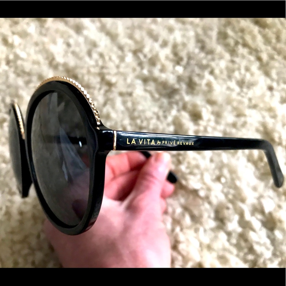 La Vita NWOT black round sunglasses